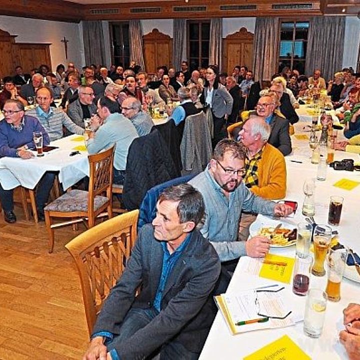 Kreisvorsitzender und Spitzenkandidat Dieter Wüst stimmte seine politischen Freunde auf den Kommunalwahlkampf 2020 ein und forderte zur Mitarbeit auf. ?Foto: Schwarz